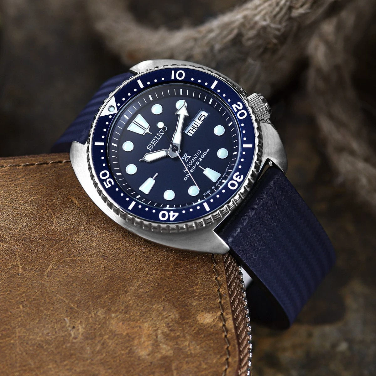 WatchGecko 400 (MKII) Italian Rubber Divers Watch Strap - White - Brushed Buckle - Image 2