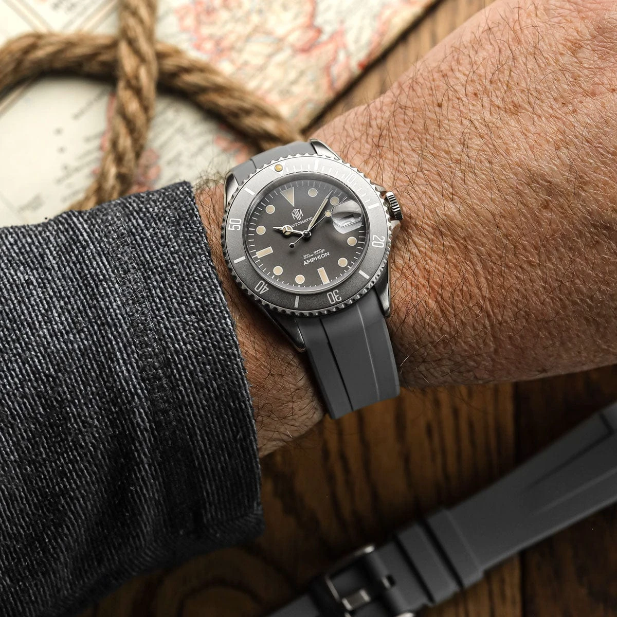 WatchGecko Curved Ends Grey Rubber Watch Strap - Brushed Buckle - Image 7