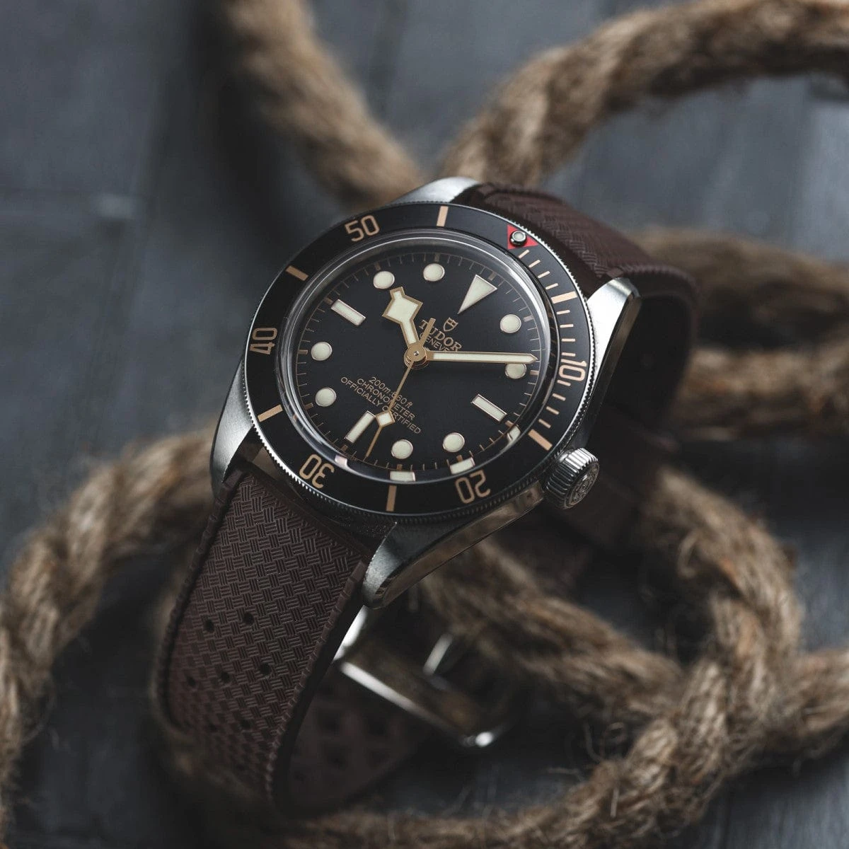 WatchGecko Vintage Tropical Style FKM Rubber Watch Strap - Brown - Image 8