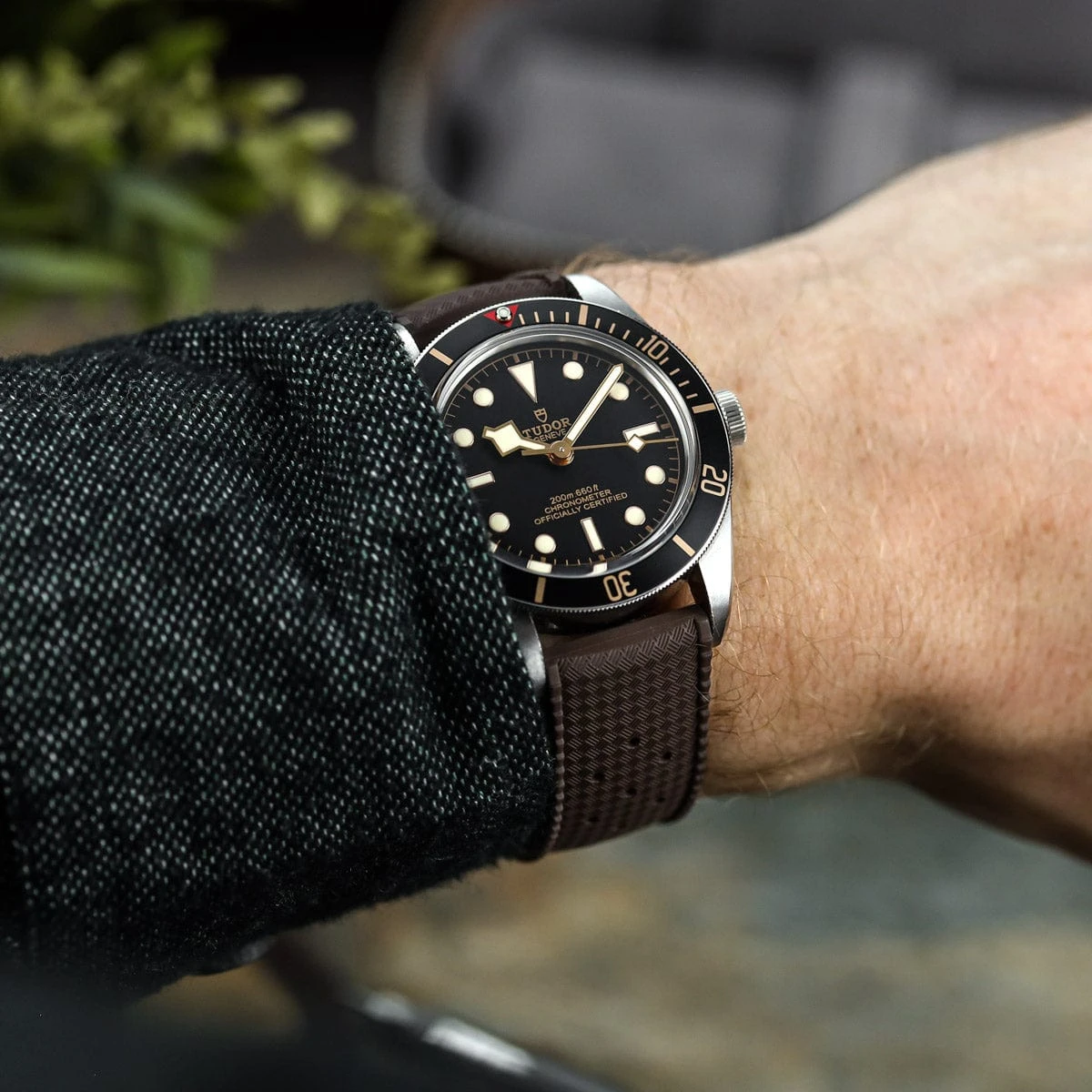 WatchGecko Vintage Tropical Style FKM Rubber Watch Strap - Brown - Image 10