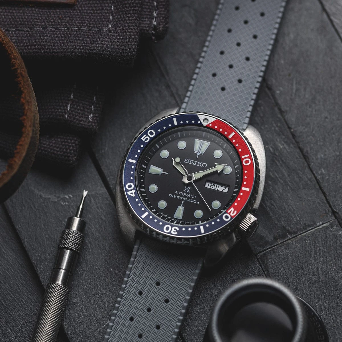 WatchGecko Vintage Tropical Style FKM Rubber Watch Strap - Grey - Image 6