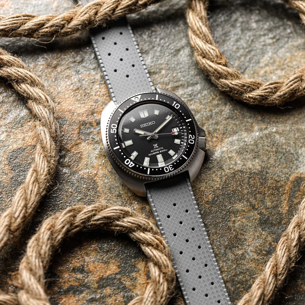 WatchGecko Vintage Tropical Style FKM Rubber Watch Strap - Grey - Image 3