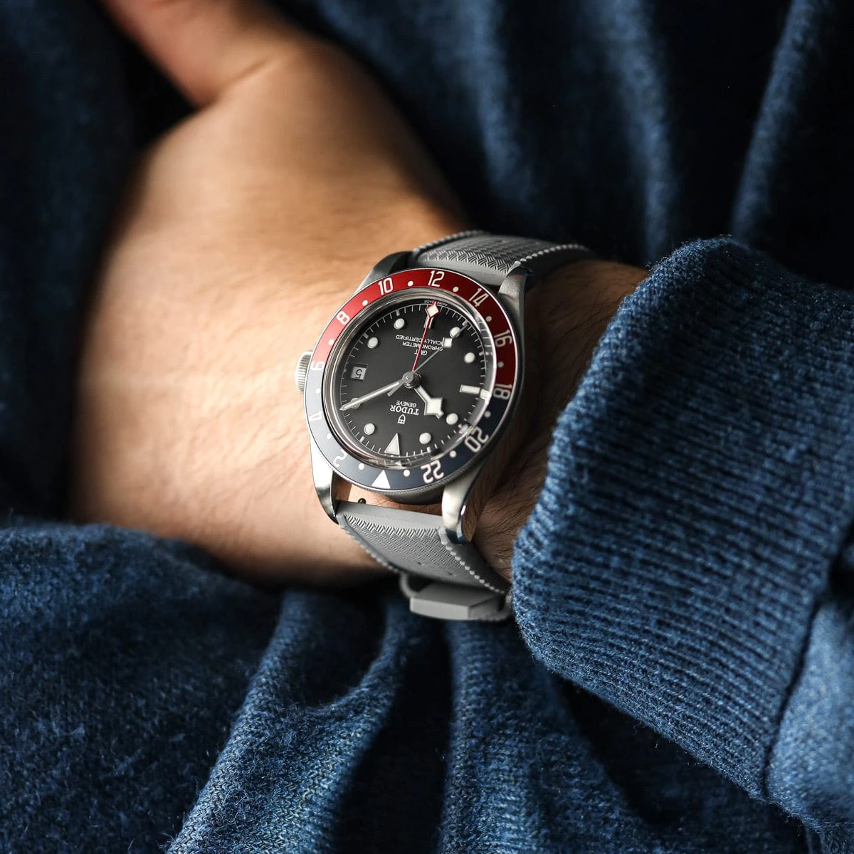 WatchGecko Vintage Tropical Style FKM Rubber Watch Strap - Grey - Image 2