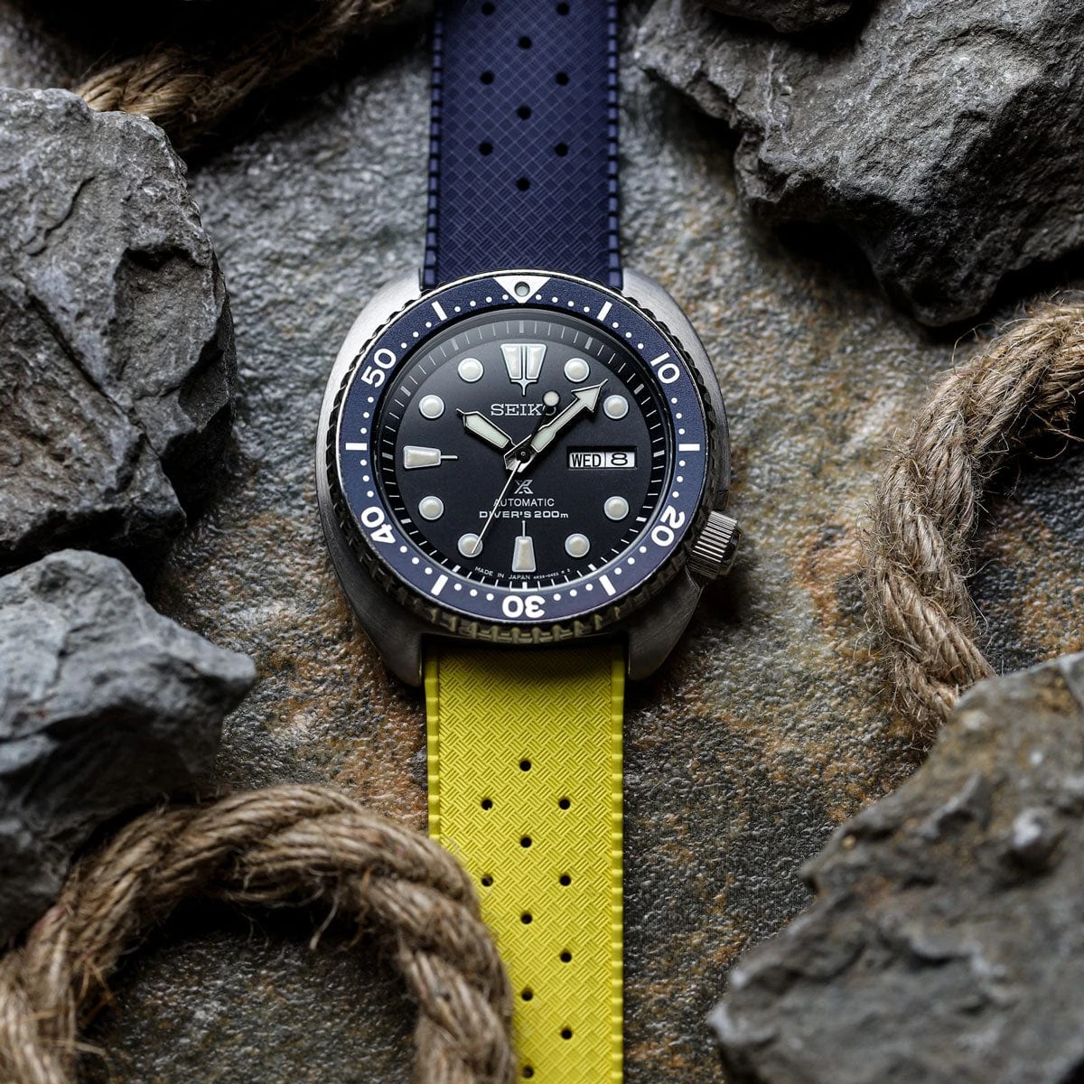 WatchGecko Vintage Tropical Style FKM Rubber Watch Strap - Yellow - Image 4