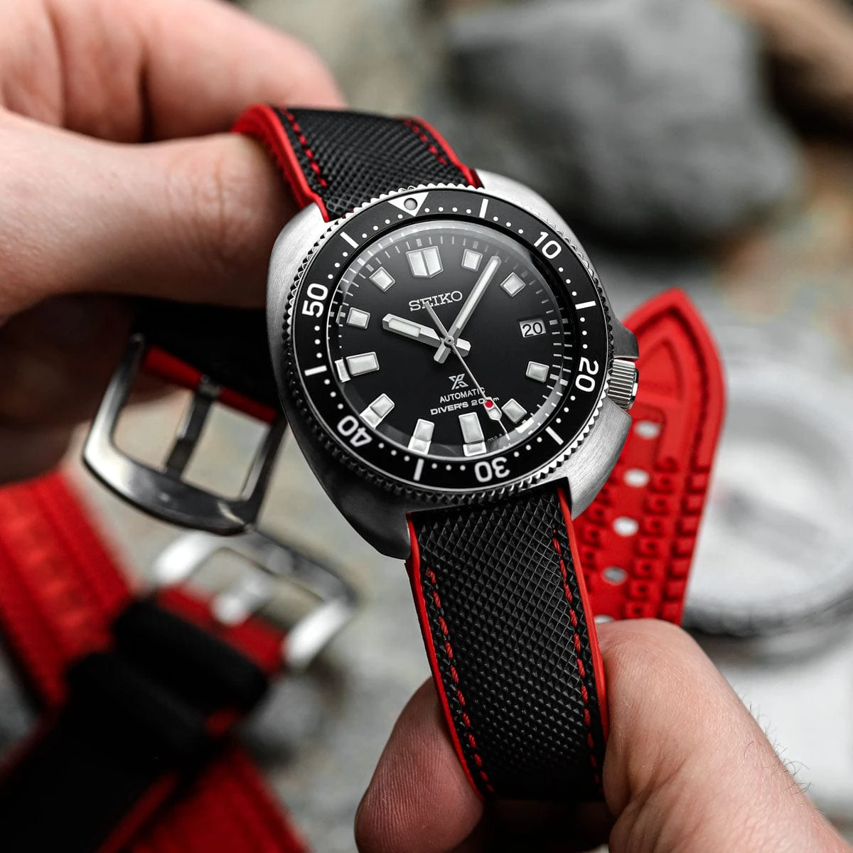 ZULUDIVER Anvil FKM Rubber Watch Strap - Black / Red - Image 3