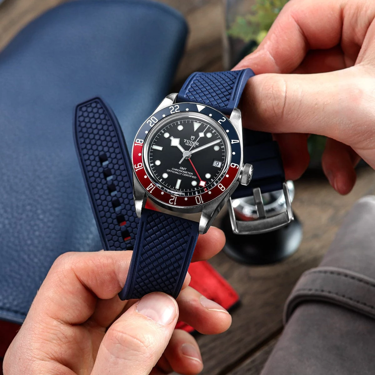 ZULUDIVER Saltdean FKM Rubber Watch Strap - Blue - Image 3