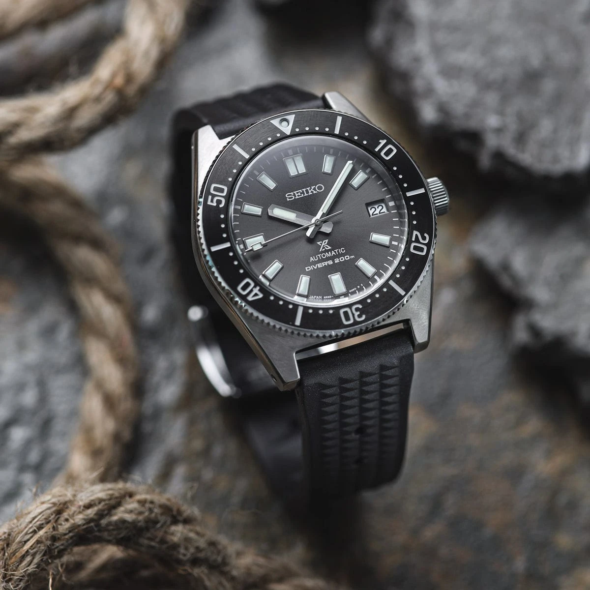 ZULUDIVER Seacroft Waffle FKM Rubber Dive Watch Strap (MkII) - Black - Black Buckle - Image 5