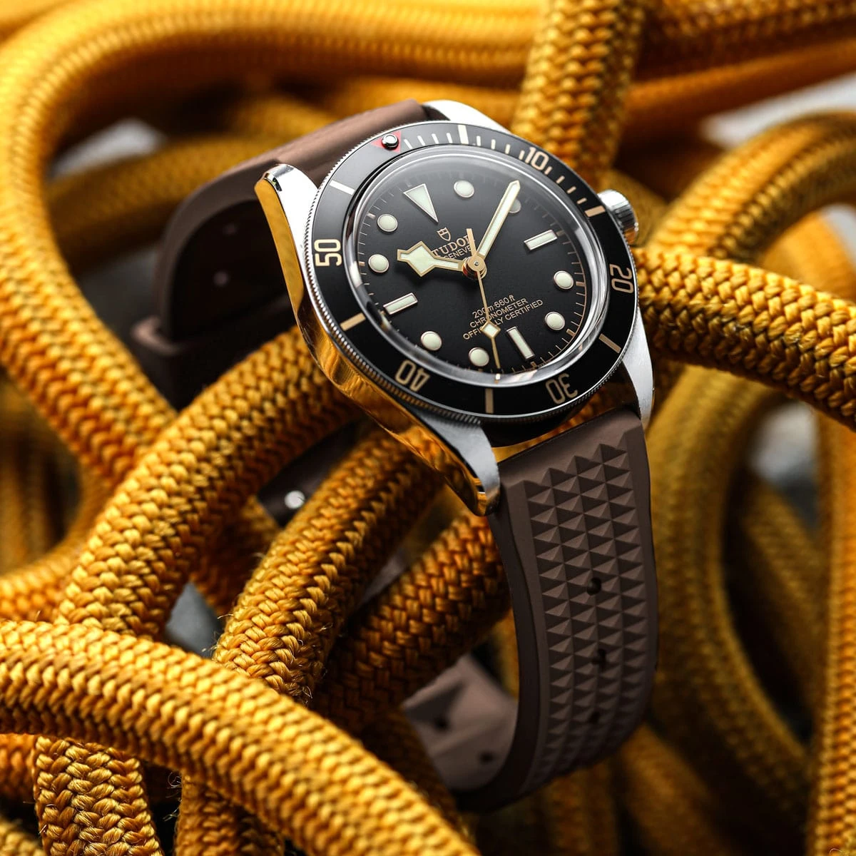 ZULUDIVER Seacroft Waffle FKM Rubber Dive Watch Strap (MkII) - Brown - Brushed Buckle - Image 3