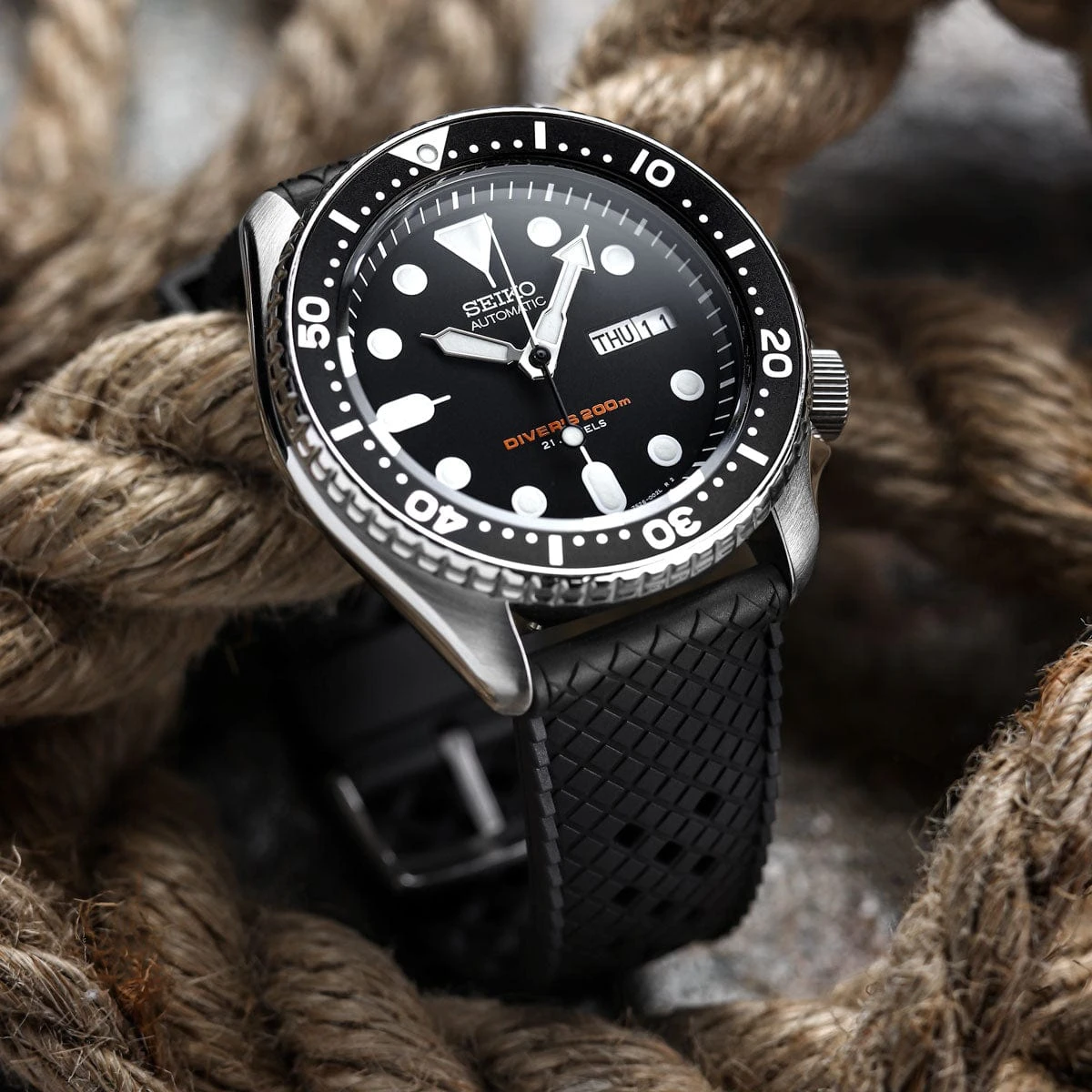 ZULUDIVER Tropical Ocean FKM Rubber Watch Strap - Black - Image 3