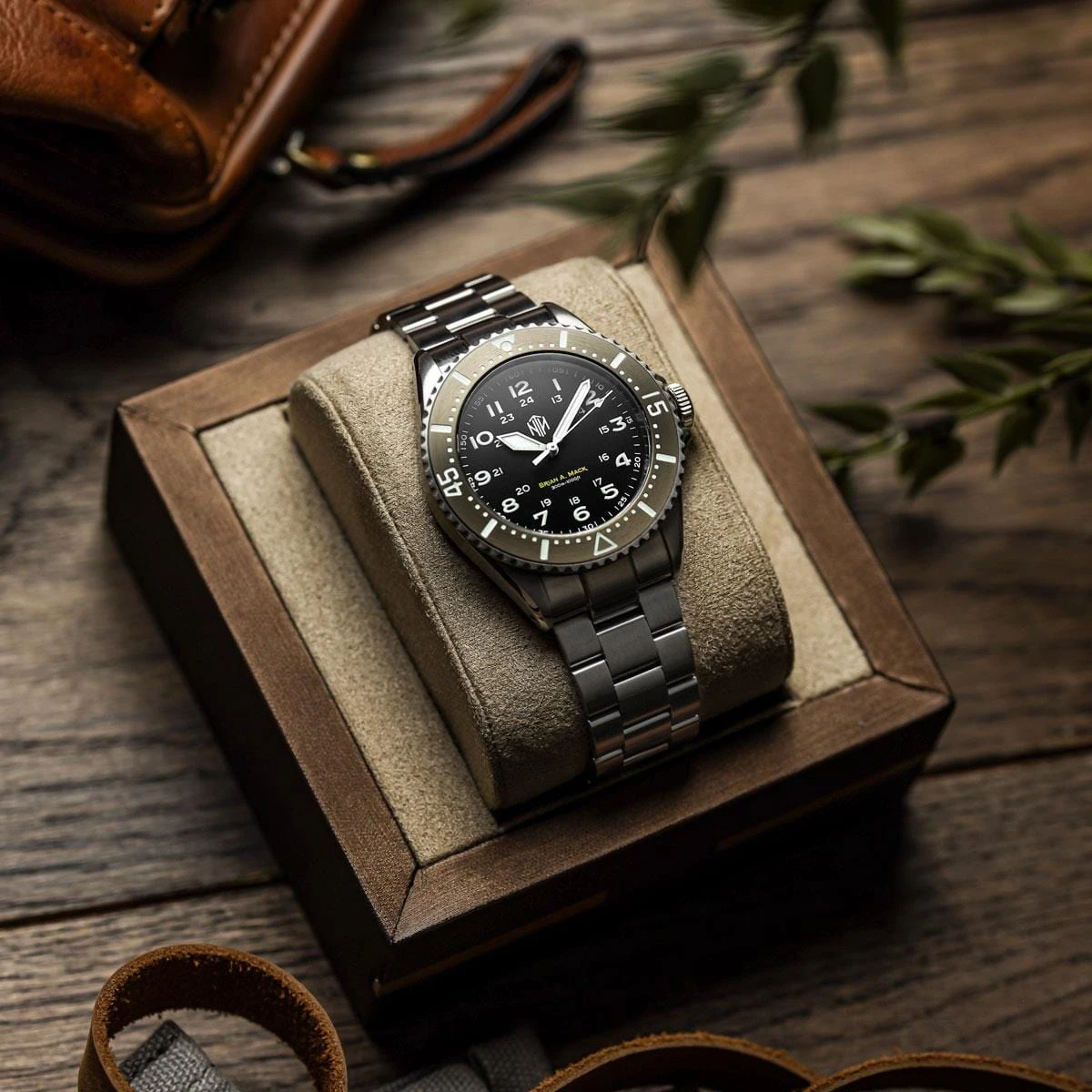 NTH The Mack Dive Watch - Oyster Bracelet - Date - Image 5